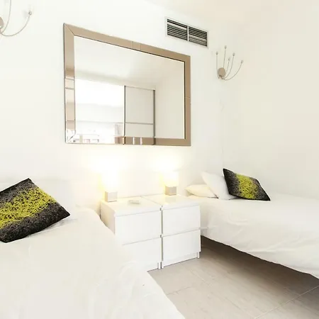 Pyr Private Sunny Pool Side Apartment